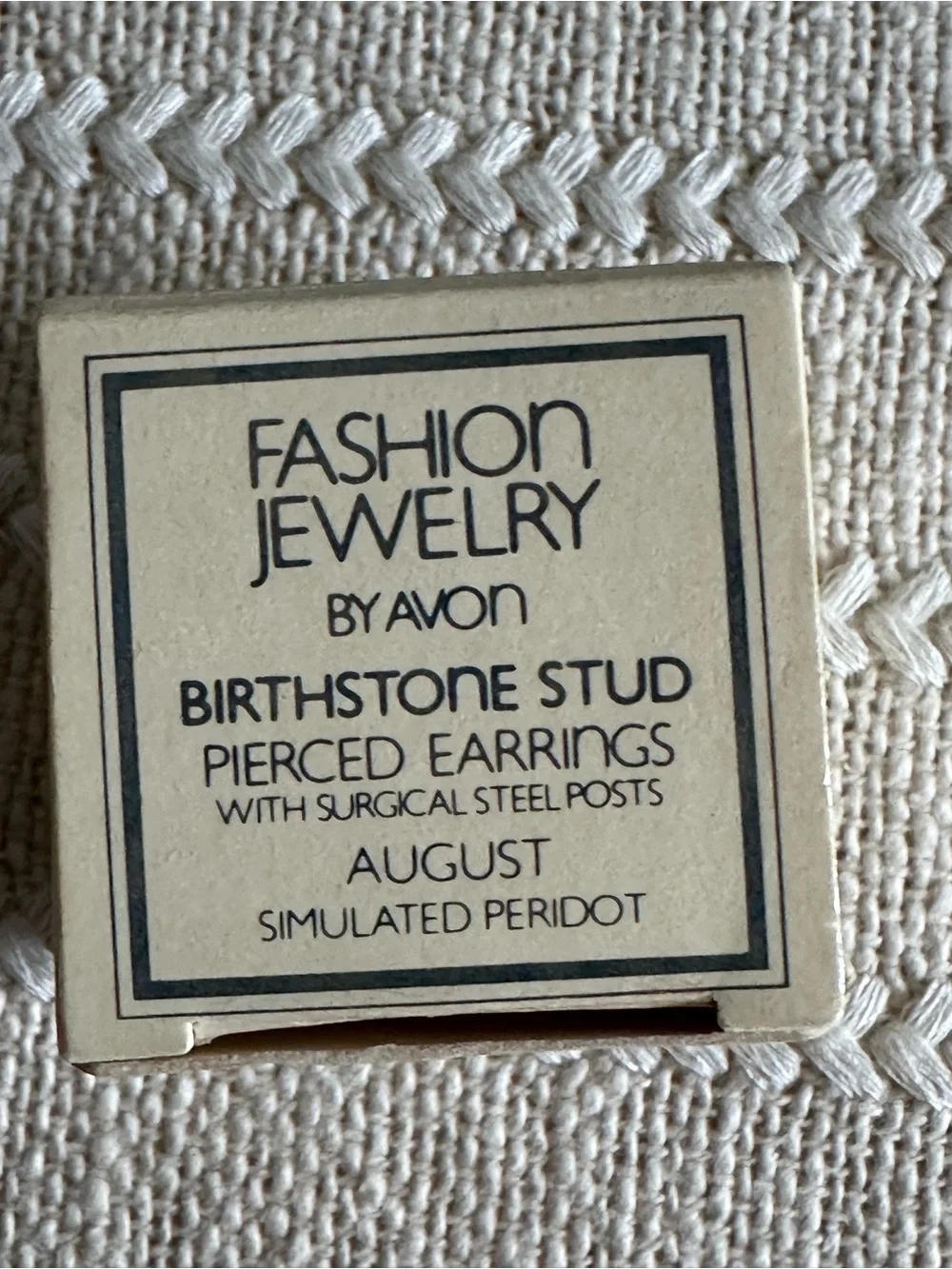 Avon Vintage 1983 Simulated Peridot Birthstone Stud Earrings - Green NIB - Picture 7 of 11